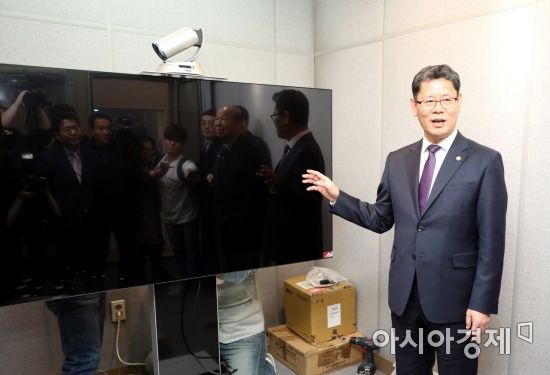 김연철 통일부 장관이 15일 서울 남산 자락의 대한적십자사(한적) 서울사무소 별관 1층을 찾았다.