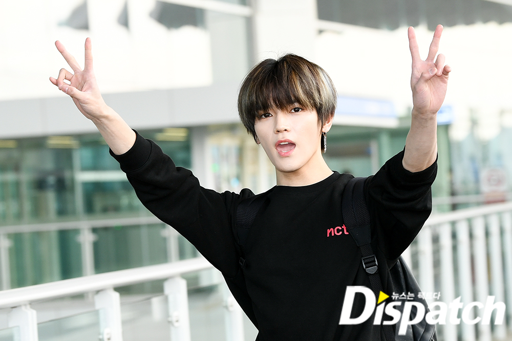NCT127 Tae Yong departed for New York on the afternoon of the 16th through Incheon International Airport for the world tour.Tae-yong was impressed with the beagle-filled appearance of the day. He took a V-posing and headed to the departure hall while watching the camera in the coverage.The sculpture walks.Karisma, put it in.brute visual
