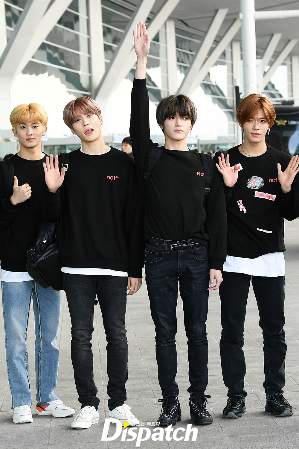 NCT127 Tae Yong departed for New York on the afternoon of the 16th through Incheon International Airport for the world tour.Tae-yong was impressed with the beagle-filled appearance of the day. He took a V-posing and headed to the departure hall while watching the camera in the coverage.The sculpture walks.Karisma, put it in.brute visual