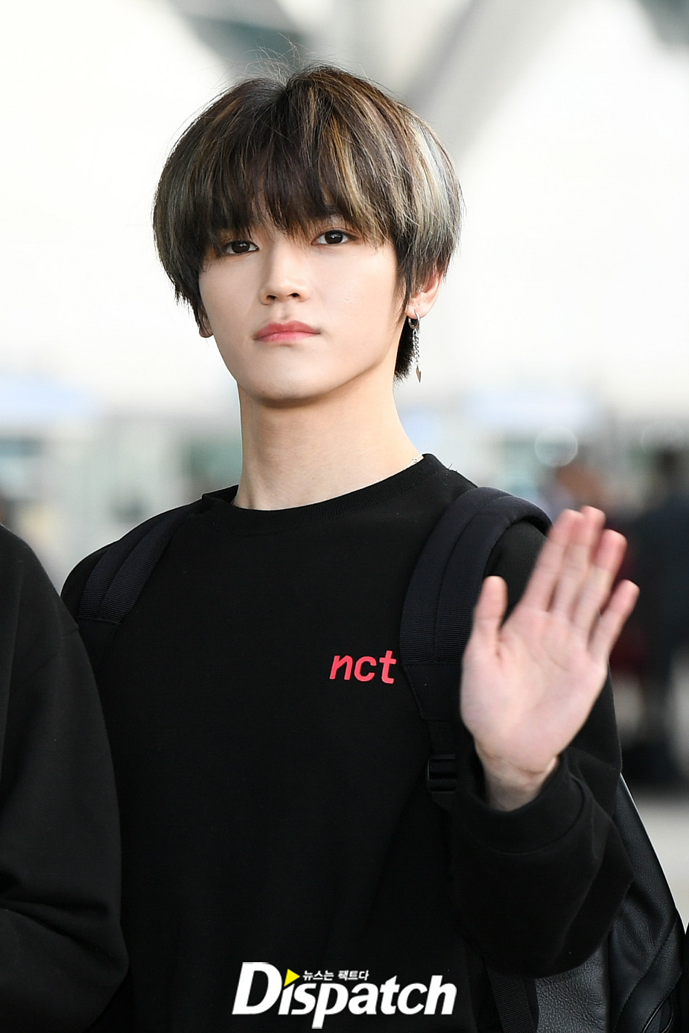 NCT127 Tae Yong departed for New York on the afternoon of the 16th through Incheon International Airport for the world tour.Tae-yong was impressed with the beagle-filled appearance of the day. He took a V-posing and headed to the departure hall while watching the camera in the coverage.The sculpture walks.Karisma, put it in.brute visual