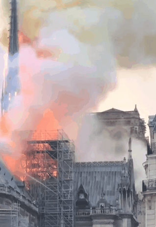 프랑스 파리의 노트르담 대성당에서 15일(현지시간) 화재가 발생했다. [트위터]