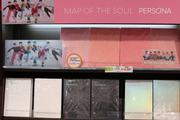 Group BTS (BTS), which is increasingly fandom, has topped the United States of America Billboard charts: it is the third top.The latest album, Map City of London the Soul: Persona, released by BTS on the 12th, topped the Billboard main album chart Billboard 200, Billboard said in a preview posted on its website on the 15th (local time).Billboard said the album will be able to get 200,000 to 225,000 album figures by the week ending on the 18th, and the Billboard 200 chart, which will be released on April 27, will be on the website on the 21st.BTS reached the top of the Billboard for the third time since its release of its regular third album, Love Yourself Former Tier (LOVE YOURSELF Tear) in May last year, and its repackaged album Love Your Self-Reveal Anser (LOVE YOURSELF ANSWER) last September.Love Yourself Reason Anthur (LOVE YOURSELF ANSWER) earned 185,000 points in its first week of release.BTS new album Map City of London the Soul: Persona has already changed its records and raised expectations.The title song Poetry for Small Things (Boy With Luv) surpassed 100 million YouTube views on Friday, 37 hours and 37 minutes after its release, setting the shortest record in World.The song ranked third in the Worlds largest streaming company, Sporty Pie Global Top 200, and the remaining six songs were also ranked in the top 50.Immediately after the release of the sound source, traffic was busy in the largest sound source site in Korea, causing a connection failure.The album was released on the 12th, from 6 pm to 1 hour 45 minutes, and from 2:50 pm on the 13th, a mobile app access error occurred for 1 hour and 15 minutes.The real album was sold at a terrible pace. The total number of pre-orders was 3,021,822 by the 11th day before its release.On the album chart of the retail store on the 15th week of Gaon chart (April 7-13), the sales volume was 1,556,331.As proved popular, BTS made a comeback in front of global fans on the 13th (local time) through the United States of America NBCs flagship comedy show Saturday Night Live (SNL).In front of NBCs New York headquarters, BTS fandom Ami (ARMY), which seeks to gain access to SNL, lined up for nearly a week to form a long shot.Fans waited for them, homeless with sleeping bags and simple chairs.Not only the songs on the new album but also the songs on the last album are still loved.Love Yourself Seung Heo (LOVE YOURSELF HER) title song DNA exceeded 700 million YouTube views at 3:32 a.m. on the 15th.This is the second time that 700 million views of the Korean groups music video have been made since Black Pink Tudududududu.DNA is the first music video to reach 600 million views for the first time in the K-pop group. It has been named for four consecutive weeks on the Billboard main chart Hot 100 since its release in September 2017.In February last year, he was certified Gold Digital Single by the United States of America Record Industry Association (RIAA).The previous day, Fake Love (FAKE LOVE) music videos achieved YouTube 500 million views.Fake Love ranked 10th on the Billboard Hot 100 and won the Korea Groups top ranking.BTS will have a total of 500 million views of music videos, including DNA, Burning and Fake Love, which exceeded 700 million views.