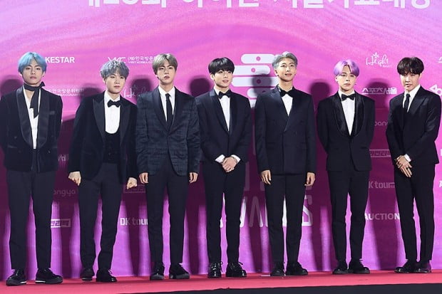 Group BTS (BTS), which is increasingly fandom, has topped the United States of America Billboard charts: it is the third top.The latest album, Map City of London the Soul: Persona, released by BTS on the 12th, topped the Billboard main album chart Billboard 200, Billboard said in a preview posted on its website on the 15th (local time).Billboard said the album will be able to get 200,000 to 225,000 album figures by the week ending on the 18th, and the Billboard 200 chart, which will be released on April 27, will be on the website on the 21st.BTS reached the top of the Billboard for the third time since its release of its regular third album, Love Yourself Former Tier (LOVE YOURSELF Tear) in May last year, and its repackaged album Love Your Self-Reveal Anser (LOVE YOURSELF ANSWER) last September.Love Yourself Reason Anthur (LOVE YOURSELF ANSWER) earned 185,000 points in its first week of release.BTS new album Map City of London the Soul: Persona has already changed its records and raised expectations.The title song Poetry for Small Things (Boy With Luv) surpassed 100 million YouTube views on Friday, 37 hours and 37 minutes after its release, setting the shortest record in World.The song ranked third in the Worlds largest streaming company, Sporty Pie Global Top 200, and the remaining six songs were also ranked in the top 50.Immediately after the release of the sound source, traffic was busy in the largest sound source site in Korea, causing a connection failure.The album was released on the 12th, from 6 pm to 1 hour 45 minutes, and from 2:50 pm on the 13th, a mobile app access error occurred for 1 hour and 15 minutes.The real album was sold at a terrible pace. The total number of pre-orders was 3,021,822 by the 11th day before its release.On the album chart of the retail store on the 15th week of Gaon chart (April 7-13), the sales volume was 1,556,331.As proved popular, BTS made a comeback in front of global fans on the 13th (local time) through the United States of America NBCs flagship comedy show Saturday Night Live (SNL).In front of NBCs New York headquarters, BTS fandom Ami (ARMY), which seeks to gain access to SNL, lined up for nearly a week to form a long shot.Fans waited for them, homeless with sleeping bags and simple chairs.Not only the songs on the new album but also the songs on the last album are still loved.Love Yourself Seung Heo (LOVE YOURSELF HER) title song DNA exceeded 700 million YouTube views at 3:32 a.m. on the 15th.This is the second time that 700 million views of the Korean groups music video have been made since Black Pink Tudududududu.DNA is the first music video to reach 600 million views for the first time in the K-pop group. It has been named for four consecutive weeks on the Billboard main chart Hot 100 since its release in September 2017.In February last year, he was certified Gold Digital Single by the United States of America Record Industry Association (RIAA).The previous day, Fake Love (FAKE LOVE) music videos achieved YouTube 500 million views.Fake Love ranked 10th on the Billboard Hot 100 and won the Korea Groups top ranking.BTS will have a total of 500 million views of music videos, including DNA, Burning and Fake Love, which exceeded 700 million views.