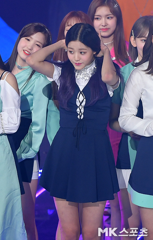 SBS MTV The Show live broadcast was held at SBS Prism Tower in Mapo-gu, Seoul on the afternoon of the 16th.Girl group Izwon Jang Won-young is tying her hair.