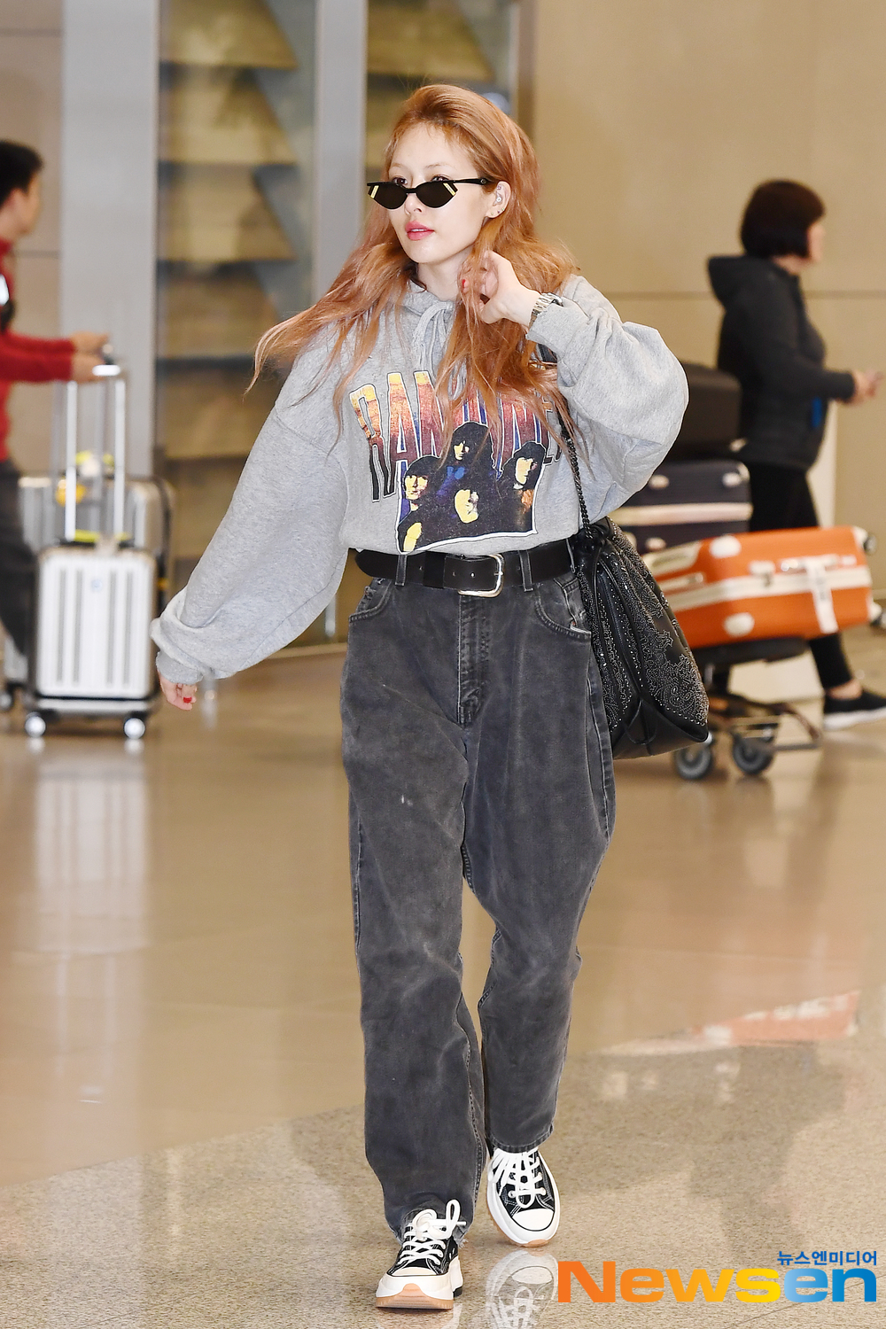 Singer Hyona (HyunA) arrived in the country after attending advertising shoots and events through the Incheon International Airport in Unseo-dong, Jung-gu, Incheon on the afternoon of April 16.Singer Hyona (HyunA) is entering the country with an airport fashion.exponential earthquake