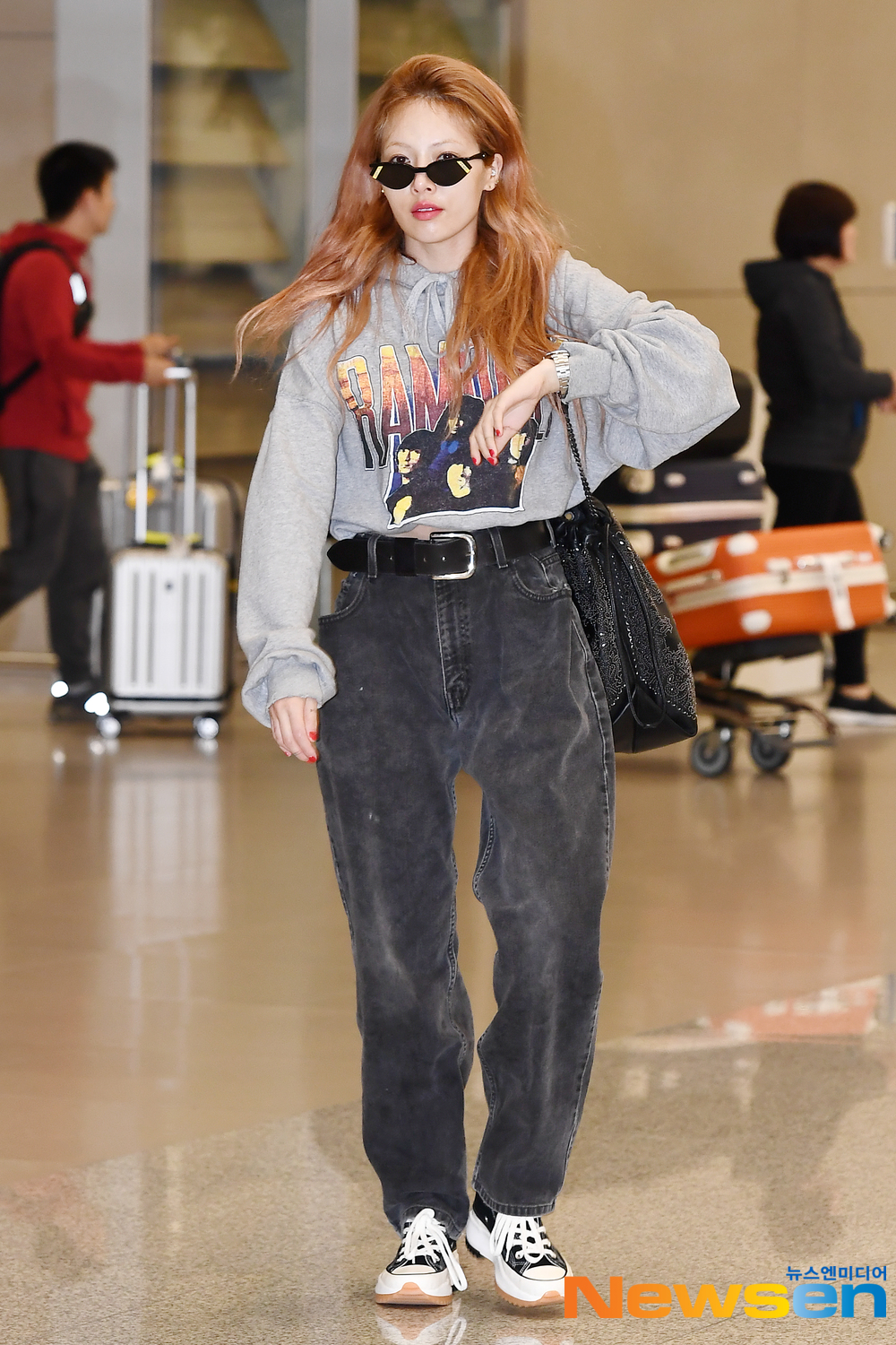 Singer Hyona (HyunA) arrived in the country after attending advertising shoots and events through the Incheon International Airport in Unseo-dong, Jung-gu, Incheon on the afternoon of April 16.Singer Hyona (HyunA) is entering the country with an airport fashion.exponential earthquake