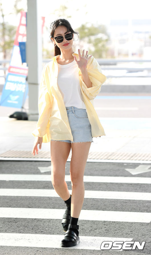 <p> Actress Oh Yeon-seo photo shoot for the 16 afternoon, Incheon International Airport, through Thailand into the United States.</p><p>Oh Yeon-seo is the departure heading. /</p>