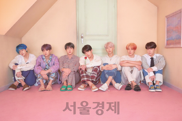 According to a preview posted by Billboards on its website on the 15th (local time), BTS new album Map City of London the Sol: Persona, which was released on the 12th, topped the Billboards main album chart Billboards 200.BTS swept the Billboards summit for the third time since its regular 3rd album Love Yourself Former Tier (LOVE YOURSELF Tear) in May last year and its repackaged album Love Your Self Resolution Anser (LOVE YOURSELF ANSWER) in September last year.Billboards said that BTS is expected to get 225,000 album figures from 200,000 to 18th.BTS won the Billboards 200 with 185,000 points in its first week of release last year during Love Yourself Resolution Anser.If you get more than 200,000 points as Billboards expect, youre going beyond your previous performance.In particular, the Billboards tally period is still available, but the sales volume of BTS albums is overwhelming, so it was unusually first.Billboards shows the album sales by mixing three types of traditional album sales, track equivalent albums and TEA, and streaming number with album sales.If you download 10 songs or stream 1,500 songs, you will be considered to have bought one traditional album.The British official chart also announced that BTS will write the history of the British official chart with the Map City of London the Sol: Persona.The new album is now more than 10,000 copies and will be Koreas first topping album, achieving its own highest sales in the UK, said Official Chart. The sales volume of the Map City of London the Sol: Persona album has already exceeded the total of the first weeks sales of all three albums, including Love Yourself, which reached the top 10 last year.Billboards 200 third summit followed by Koreas first UK official chart