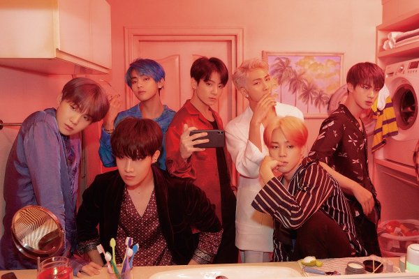 The group BTS is a series of flower paths at the same time as the comeback.Following the record of the best Korean singer in Spotify, the worlds largest music streaming company, it became the third largest player in the US Billboardss.According to Billboardss on the 15th (local time), the new album Map of the Sol: Persona released by BTS on the 12th took the top spot on the album chart Billboardss 200.Billboardss posted a preliminary article on its official website and announced the news.Also, according to the latest chart released by Sporty Pie on the 14th (April 13), BTS new album MAP OF THE SOUL: PERSONAs title song, The Poetry for Small Things (Boy With Luv) feat.Halsey ranked third in the Global Top 200 (Global Top 200) - the highest official record for a Korean singer.