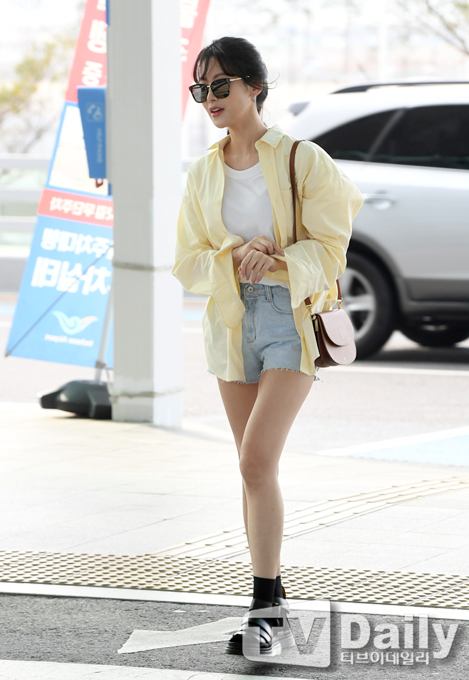 <p> Actress Oh Yeon-seo In the shooting, Car 16 PM e-mart through Thailand Phuket Departure.</p><p>Oh Yeon-seo Departure</p>