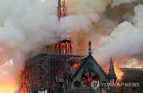 불길에 휩싸인 노트르담 대성당 (파리 로이터=연합뉴스) 프랑스 파리의 상징으로 최대 관광명소의 하나인 노트르담 대성당이 15일(현지시간) 발생한 화재로 불길과 연기에 휩싸여 있다.      ymarshal@yna.co.kr (끝)