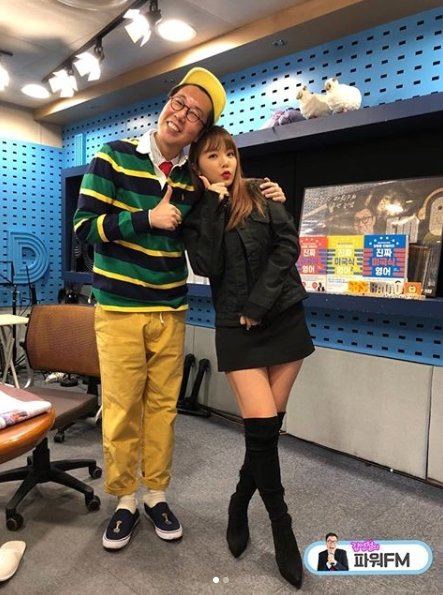 On the morning of the 17th, SBS Power FM Kim Young-chuls Power FM official SNS said, Hong Jin-youngs Insa classroom. People who heard iron wave M,Two photos were posted with the article.In the photo, Hong Jin-young poses positively with DJ Kim Young-chul. In another photo, Hong Jin-youngs self-portrait taken with the extraordinary technology of Self-Artist Hong Jin-young is included.The distinctive features and bright beauty attract attention.Iron Pam side praised Hong Jin-young by adding a witty hashtag called # Ssamba Hong # Heung Jin Young # Gaddery # Hyangjichuk # Special Invitational Invitation # Hong Jin Young # I have backed up the iron wave.Hong Jin-young appeared on Iron Pam on the morning of the 17th, and caught the hearts of listeners by opening a pleasant morning by referring to Insa special lecture, love technique, and ideal type to become a true insa.On the other hand, Hong Jin-young acted as the title song Tonight after the release of his first album Lots of Love on the 8th of last month.