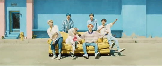 With this album topping the charts, it became the fourth overall top of its career, following Love Yourself Gypsy Answer, which reached number one in the digital album rankings of September 17 last year, setting the record for the highest number ever in the digital album charts, Oricon explained.Earlier on the 15th (local time), the US Billboards and the UK Official Chart predicted that BTS Shinbo would be ranked # 1 on the Billboards main album chart Billboards 200 and UK Office Albums Chart.In addition, BTS will be the first Korean singer to open an AT & T Stadium tour in eight regions of the world next month.Among them, the 90,000-seat Bly AT & T Stadium is a holy place for British sports and popular culture, and it was sold out in 90 minutes.For the first time as a Korean singer, I met with reporters at DDP, and foreign media such as BBC and Bloomberg visited the scene. More than 250,000 people watched live interviews on YouTube account Bulletproof TV.