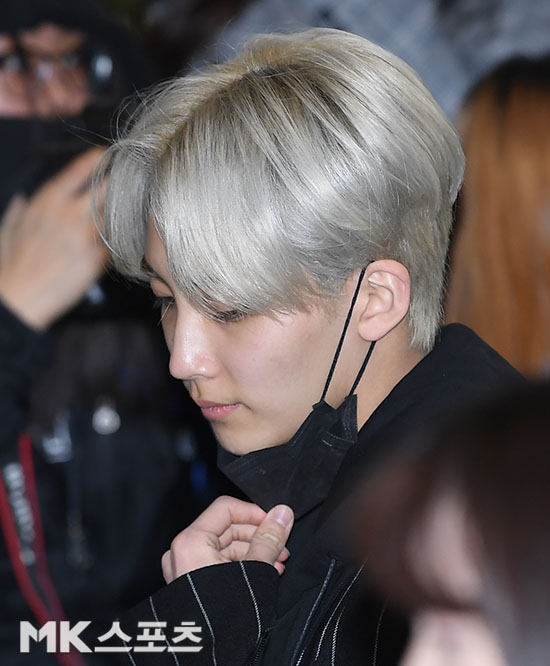 Group Seventeen left for Tokyo, Japan, on the afternoon of the 17th through concerts and fan meetings at Gimpo Airport in Seoul.Jeong-han, who heads to the departure hall with a bright expression.