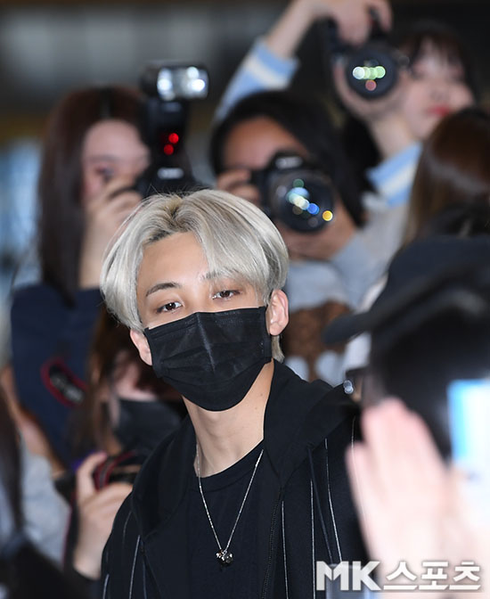 Group Seventeen left for Tokyo, Japan, on the afternoon of the 17th through concerts and fan meetings at Gimpo Airport in Seoul.a bright expression on his way to the departure hall