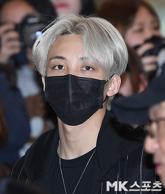 Group Seventeen left for Tokyo, Japan, on the afternoon of the 17th through concerts and fan meetings at Gimpo Airport in Seoul.Jeong-han, who heads to the departure hall with a bright expression.