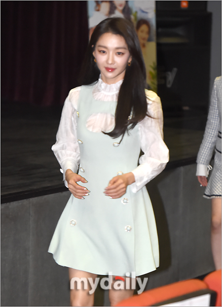 Actor Jang Hee-jin attended the presentation of cable channel fashion and Follow Me 11 at Gwanghwamun Cine Cube in Sajik-dong, Seoul on the morning of the 17th.