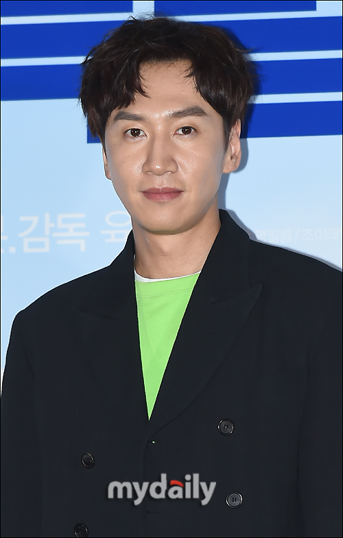 The movie My Special Brother team attracted attention by conveying the charm of Actor Lee Kwang-soo.At the entrance of Lotte Cinema Counter in Jayang-dong, Gwangjin-gu, Seoul, the premiere of the movie My Special Brother was held.Director Yook Sang Hyo, starring Shin Ha-kyun, Lee Kwang-soo, and Esom attended.On this day, Shin Ha-kyun and Esom, as well as the director of the athletics, praised Lee Kwang-soos half-hearted charm.Shin Ha-kyun said, It was my first work with Lee Kwang-soo, but I did not know it was an actor who was so focused and immersed.Esom also praised unexpectedly quiet, I did not know it was such an actor, but I thought I should concentrate and learn.I saw it as SBS Running Man and it was more silent and delicate than I thought, said Yoo Sang-hyo. I had a beer because it was awkward for my first meeting. Lee Kwang-soo continued to look at me.The eyes that I did not say anything were so good as the gentle eyes of herbivores. So I told Lee Kwang-soo that I should act as an American Association on Intellectual and Deb, but I did not set up a stupid move.I was so immersed in the character, and the young actor was so careful that I was able to digest it.Lee Kwang-soo played a role in the 24-hour brotherhood hope and the American Association on Intellectual and Deb, who could do nothing without his brother, Seha (Shin Ha-kyun), in My Special Brother.Even though he was divided into difficult characters with not many lines, he was surprised to express his perfect Donggu with his actions, facial expressions and eyes.Human comedy My Special Brother is about to be released on May 1.