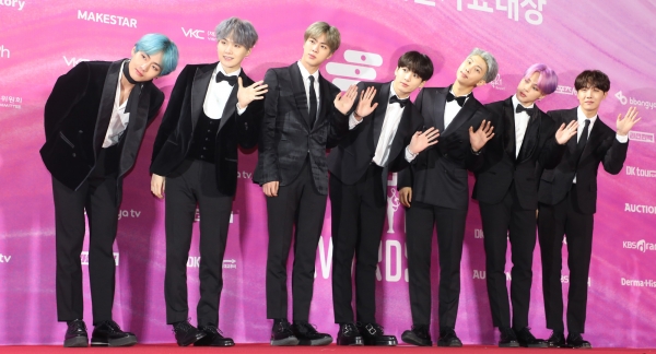 Group BTS (BTS) also topped the Japan Oricon charts, following United States of America Billboard and the UK Official Chart.On April 17, Japan Oricon stated that BTS new album Map City of London the Sol: Persona (MAP OF THE SOUL: PERSONA) was ranked #1 on the digital album in the first week of sale in Japan (as of April 22).As this album topped the charts, it became the fourth overall top of its career, following Love Yourself Gypsy Answer (LOVE YOURSELF Answer), which topped the digital album rankings of September 17 last year, setting the record for the highest number ever in the digital album charts, Oricon added.Earlier on April 15 (local time), United States of America Billboard and the British Official charts predicted that the BTS new album would be on the top of the Billboard main album chart Billboard 200 and the UK Office Album Chart respectively.Billboard said: BTS is expected to get 225,000 album figures from 200,000 by April 18.The Billboard 200 chart, dated April 27, when Map City of London The Sol: Persona will appear at No. 1, will be released on its website on April 21. When this album reaches No. 1, BTS will be the third to follow Love Yourself (LOVE YOURSELF Tear) and Love Yourself Resolution Ancer We will take the top spot, the report said.The Map City of London the Sol: Persona album sales have already exceeded the combined number of the first week sales of all three albums, including Love Yourself, which entered the top 10 last year, the official chart said. BTS has written a history of British official charts.Map City of London the Sol: Persona Global Popular Wind