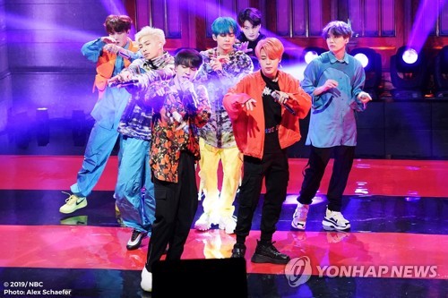 On Thursday, Japan Oricon reported that BTS new album, Map City of London the Sol: Persona (MAP OF THE SOUL: PERSONA), reached number one on the digital album rankings in Japan for the first week of sales (as of April 22).With this album topping the charts, it became the fourth overall top of its career, following Love Yourself Gypsy Answer, which reached number one in the digital album rankings of September 17 last year, setting the record for the highest number ever in the digital album charts, Oricon explained.Earlier on the 15th (local time), United States of America Billboards and the British Official Chart predicted that BTS Shinbo would be on the top of the Billboards main album chart Billboards 200 and the UK Officer Albums Chart.BTS is expected to get 225,000 album figures from 200,000 to 18th, Billboards said. If this album reaches the top, BTS will be the third to take the top spot after Love Yourself former Tier (LOVE YOURSELF Tear) and Love Yourself Resolution Ancer.The Map City of London the Sol: Persona album sales have already exceeded the combined number of the first week sales of all three albums, including Love Yourself, which entered the top 10 last year, the British official chart said. BTS has written a history of British official charts.The 2019 Billboards Music Awards will be held at the United States of Americas MGM Grand Garden Arena on May 1.Starting with United States of America Los Angeles on May 4-5, we will hold a Love Yourself: Speak Yourself (LOVE YOURSELF: SPEAK YOURSELF) stadium tour in eight regions of the world, including Sao Paulo, London, France, Japan Osaka and Shizuoka, Brazil, through Chicago and New Jersey.