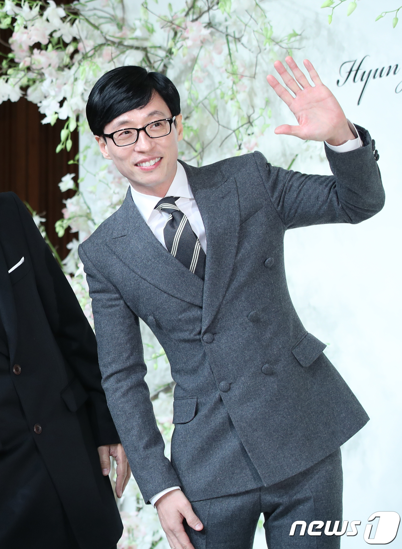 Seoul) = Yoo Jae-Suk said he heard Date of the City with a tight chat.MBC FM4U Its a date Ji Suk-jin at 2 oclock (hereinafter referred to as Doude), which was broadcast on the afternoon of the 18th, featured national MC Yoo Jae-Suk and showed off his dedication.On this day, Yoo Jae-Suk received a lot of attention from listeners just by appearing.He continued to talk actively from the story of child care to Running Man and Infinite Challenge regardless of genre.On the air, Yoo Jae-Suk expressed his affection for his second daughter, who said, I thought I wouldnt cry when my second was born, but I was wobbly; there is an atmosphere to be expounded.The childs name is Yuna Eun. My wife, Na Kyung, is from her name. My daughter is now 2 years old.Today, I rolled three wheels and everyone was surprised. I also received a question from the listener about whether I usually participate in childcare well. Even if I try to work hard, I can only help in some ways.So I try to do the best I can on Sundays and holidays, he said frankly.Ji Suk-jin and Yoo Jae-Suk also talked about Running Man.Yoo Jae-Suk usually filmed Running Man and told Ji Suk-jin that he was playing a lot of jokes and made him laugh at the listeners.He also said, Even after 50, chases are possible; as long as Running Man does, it will make (physical) possible.There was also a story about the Infinite Challenge.Yoo Jae-Suk said, I met the viewers for a while on March 31st, and the members want to do Infinite Challenge. Thankfully, many people want to wait with One and wait for us, but this is not our choice because there is a production team and a broadcasting station.I want to shout Infinite Challenge, but it is not at will. Yoo Jae-Suk also said, I like friends who react to panic when I play games. He said Jo Se-ho, Lee Kwang-soo and Nam Chang-hee as his favorite sisters.He said that he knew that he would be good someday because he had a sense of Lee Yong-jin.Yoo Jae-Suk filled his hour with a constant chat, after which he played his life song and finished the broadcast.On the other hand, 2 oclock date Ji Suk-jin is broadcast every day from 2 pm to 4 pm.