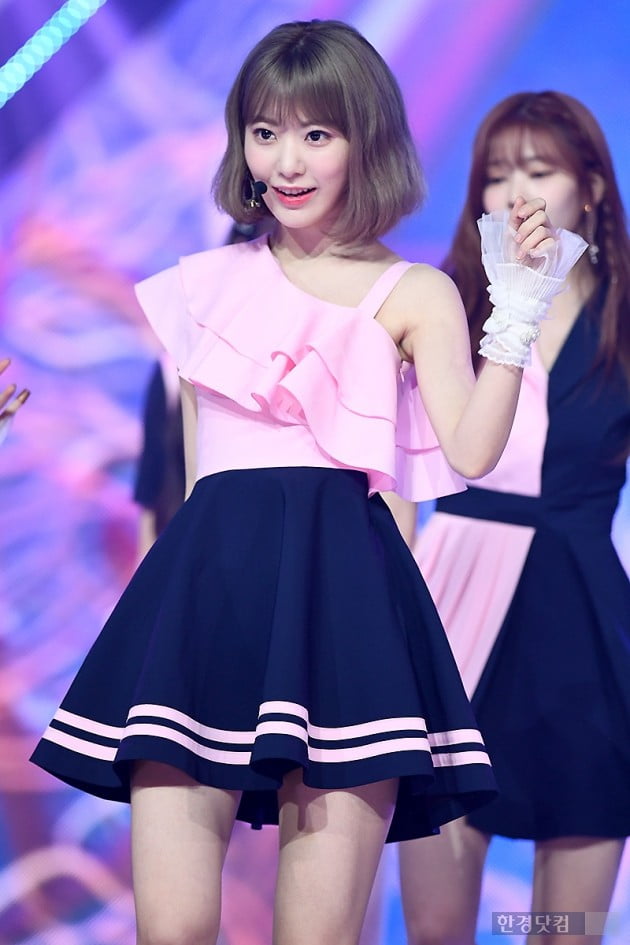 IZ*ONE Miyawaki Sakura, Surviving cute looks ~ Group IZ*ONE Miyawaki Sakura is performing at the MBC Music Show Champion on the afternoon of the 17th at MBC Dream Center in Goyang City, Gyeonggi Province.