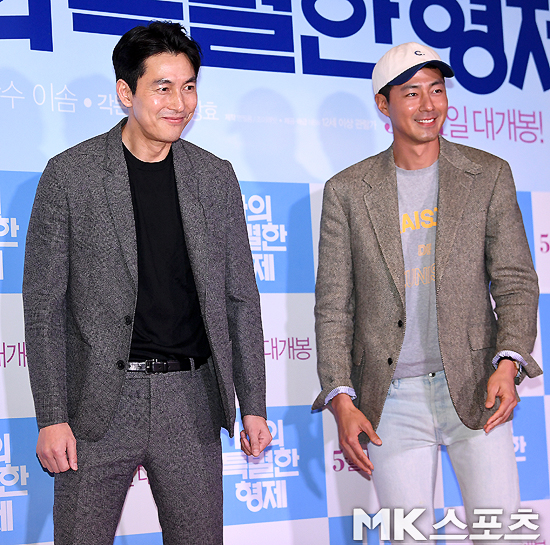 The Red Carpet Event at the VIP premiere of the movie My Special Brother was held at Megabox, COEX, Samsung-dong, Gangnam-gu, Seoul, on the afternoon of the 18th.Actor Jung Woo-sung - Jo In-sung poses at a Red Carpet Event.