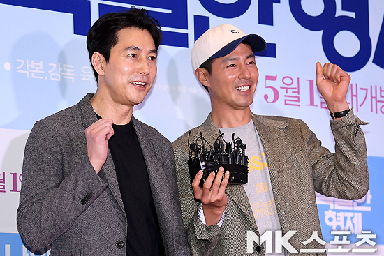 The Red Carpet Event at the VIP premiere of the movie My Special Brother was held at Megabox, COEX, Samsung-dong, Gangnam-gu, Seoul, on the afternoon of the 18th.Actor Jung Woo-sung - Jo In-sung is giving a cheer message at the Red Carpet Event.