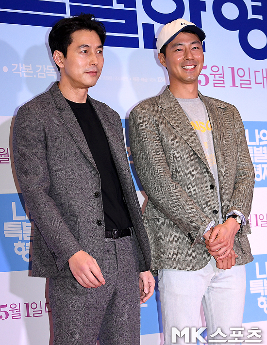 The Red Carpet Event at the VIP premiere of the movie My Special Brother was held at Megabox, COEX, Samsung-dong, Gangnam-gu, Seoul, on the afternoon of the 18th.Actor Jung Woo-sung - Jo In-sung poses at a Red Carpet Event.