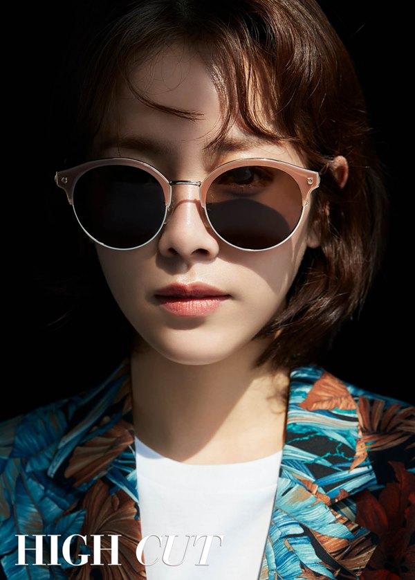 In addition to elegant costumes such as silk jackets and shawl dresses, Han Ji-min in the picture perfectly digests casual costumes of tropical patterns that can feel the seasonal feeling of summer and creates a sensual eyewear style.