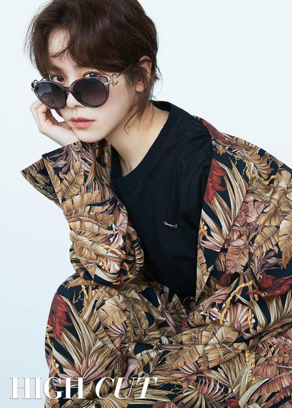 In addition to elegant costumes such as silk jackets and shawl dresses, Han Ji-min in the picture perfectly digests casual costumes of tropical patterns that can feel the seasonal feeling of summer and creates a sensual eyewear style.