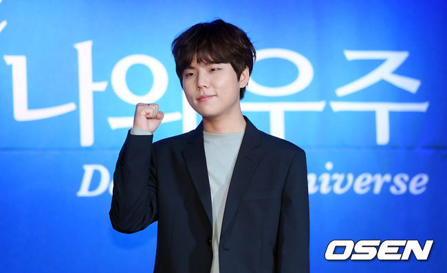 On the afternoon of the 18th, a showcase commemorating the release of singer Jung Seung-hwans second mini album Hello, My Universe was held at Hyundai Card Under Stage Performance Hall in Hannam-dong, Seoul.Singer Jung Seung-hwan attended and has photo time.