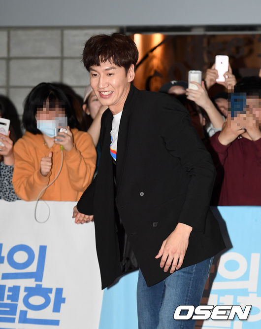 The VIP premiere of the movie My Special Brother was held at Megabox COEX in Seoul on the afternoon of the 18th.Actor Lee Kwang-soo is moving for photo time and greeting his fans.