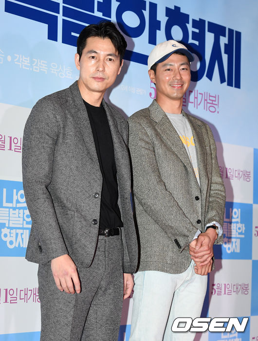 The VIP premiere of the movie My Special Brother was held at Megabox COEX in Seoul on the afternoon of the 18th.Actors Jung Woo-sung and Jo In-sung are doing photo time.
