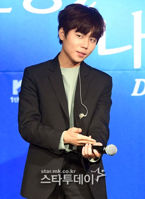 Singer Jung Seung-hwan is unveiling a new song spacecraft at the mini-second album Hello, My Space showcase held at Hyundai Card Under Stage in Hannam-dong, Seoul.