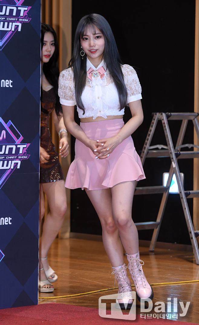 DIA Weeks is attending a pre-rehearsal photo session of cable TV Mnet M Count Down held at CJ E & M Center in Sangam-dong, Mapo-gu, Seoul on the afternoon of the 18th.[Photo Time for pre-rehearsal of M Count Down