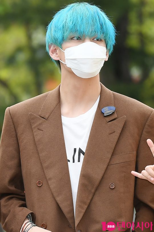 Group BTS V attended KBS Music Bank rehearsal held at the public hall of KBS New Hall in Yeouido-dong, Seoul on the morning of the 19th.On this day, the original team, Bandit, Everglow, Eyes One, JBJ95, Stray Kids, Kang Siwon, Dia, Dream Note, Momo Land, BTS, Sungri, Super Junior-D & E, Stephanie, Wonder Nine, Choi Hyun Sang, Pentagon, Pink Fantasy SHY, Holiday and others appear.