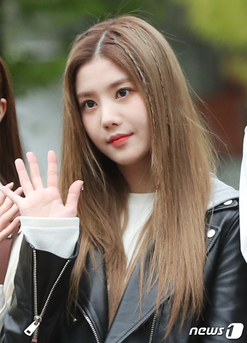 Seoul=) = IZ*ONE Kwon Eun-Bi greets him at a rehearsal for KBS2s Music Bank (Mu Bang) at KBS in Yeouido, Seoul on the morning of the 19th. April 19, 2019