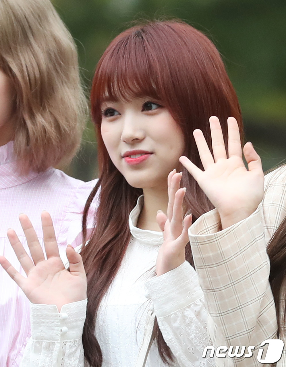 Seoul=) = IZ*ONE Yabuki Nako greets him at a rehearsal for KBS2 Music Bank (Mu Bang) at KBS in Yeouido, Seoul on the morning of the 19th. April 19, 2019