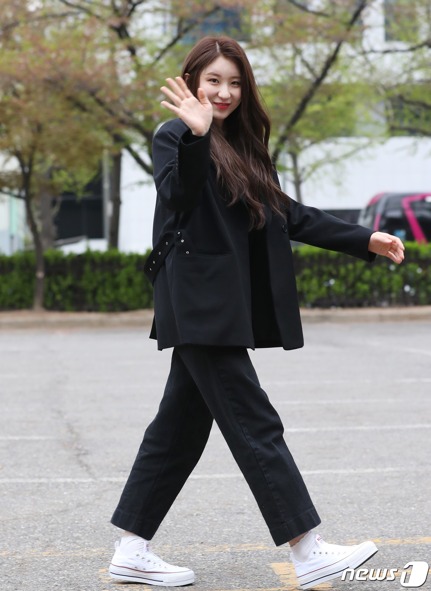 Seoul=) = IZ*ONE Lee Chae-yeon greets him at a rehearsal for KBS2 Music Bank (Mu Bang) held at KBS in Yeouido, Seoul on the morning of the 19th. April 19, 2019