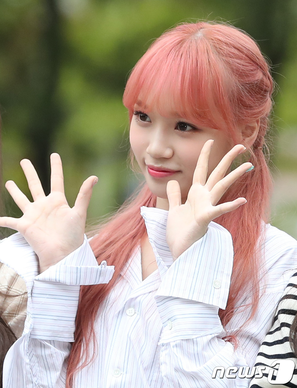 Seoul=) = IZ*ONE Kim Chae-won greets him at a rehearsal for KBS2 Music Bank (Mu Bang) held at KBS in Yeouido, Seoul on the morning of the 19th. April 19, 2019