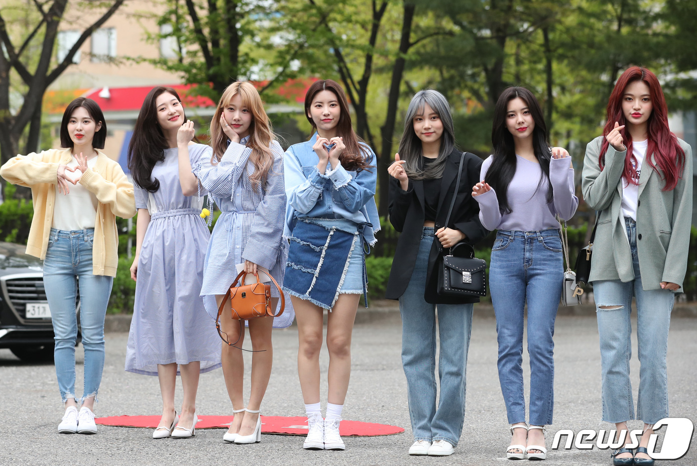 Seoul=) = DIA is greeting KBS2 Music Bank (Mu Bang) rehearsal held at KBS in Yeouido on the morning of the 19th.From left, Yevin, Jung Chae-yeon, Eunice, Eunjin, Ju Eun, Eun Chae, Som I. 2019.4.19