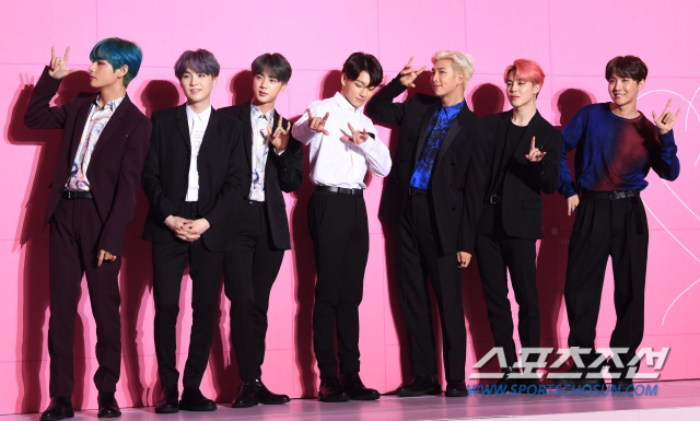 It is BTS, too.BTS released its new album Map of the Soul: Persona (MAP OF THE SOUL: PERSONA, hereinafter Persona) on Wednesday, setting up a comeback stage for the title song Poetry for Small Things on United States of Americas SNL.Despite the comeback One Week, the interest in them is still hot. They continue their new record marches every day, showing off their global popularity.So I summarized the record set by BTS between comeback One Week.The domestic response was huge: BTS has been pre-ordering the album Persona since March 13, with a whopping 302,182 pre-orders for this album.On the first day of the albums official release on the 12th, it surpassed 1 million copies, and set a record of 2.134,480 copies (the results of the Hanter charts) on the 19th.This is the highest number of Boy Group albums in the history and the highest sales volume in the first week of BTS album history.It more than doubled the number of 1003,524 copies recorded by Love Your Self before and TER (LOVE YOURSELF - Tear), which was released in May last year.The sound source response is also formidable.Immediately after the release of Persona sound source, the melon server, the largest sound source site in Korea, has been hit by a hot echo, and it has been devouring the top of various sound source charts such as Bugs Soribada Genie Naver Music.The overseas response was also surprising: Persona swept the top of the iTunes top charts in 86 countries and regions around the world shortly after its release on Wednesday.The title song Poetry for Small Things topped the top charts in 67 countries and local top songs; the title songs and other songs also made it to the entire song chart.It also performed well in Apple Music and Sporty, the main barometer on the United States of America Billboards chart.Persona, which entered the 20th Apple Music US chart on the 12th, achieved the achievement of the whole song chart on the 13th.In particular, City for Small Things reached the 59th place on the daily charts, attracting attention. On the 14th, it jumped to 38th place.In the pop genre chart, Poetry for Small Things took first place, and it is getting hot response by settling in the top 20 of all songs.On the 13th, it hit Sporty: the entire song Persona on the US charts and global charts was charted, and Poetry for Small Things ranked fourth.On the 14th, City for Small Things ranked third in the global top 200 charts, rising the limit rankings, breaking the record of the Korean singer.Also on the first day were: 22nd in Mikrokosmos, 26th in Makie It Right, 28th in Home, 36th in Dionysus, 39th in Jamais Vu, and 50th in Intro:Persona Following this, the first two consecutive days of Korean singers have achieved the official record of climbing to the Top 50.On the 16th, he achieved the United States of America Billboards 200 for the third time in his career.Persona will be number one on the Billboards 200 chart, Billboards said.BTS has been ranked # 1 on the Billboards 200 with Love Your Self-Before - LOVE YOURSELF - Tear and Love Your Self-Resolution - Answer.It then engulfed the UK: Persona topped the UK Official Chart with more than 10,000 sales, the first record for the Korea The Artist.YouTube also shows the aspect of the strongest group of K - POP.The City for Small Things music video surpassed 100 million views of YouTube in 37 hours and 37 minutes.This is the shortest record in the world, and BTS has the 18th 100 million view music video.The BTS continues to record a record that no one can see. I am glad to say that I have done well because I am a person.Even if you dont want to think important, youre happy to enjoy the figures that are coming, but if you feel like that, you might think of the lights and the weight at the same time.I think, Its a big deal, I have to do better. So I think I could have come this far.Some people say that they are sorry that they can not enjoy it completely, but they are trying to catch it without overflowing because they think they are achieving more than our bowl.I am grateful because it is a job that feeds on attention. I am trying to work hard by melting it with our nourishment. BTS is nominated for the Top Duo/group category and Top Social The Artist category at the 2019 Billboards Music Awards on May 1, prompting the Korean singer to expect the first Billboards main award.They will perform as a performer with Halsey, who featured in the Poetry for Small Things at the awards ceremony.Also, on May 4, we plan to launch a stadium tour of Love Yourself: Speak Your Self (LOVE YOURSELF: SPEAK YOURSELF) starting with United States of America Los Angeles.