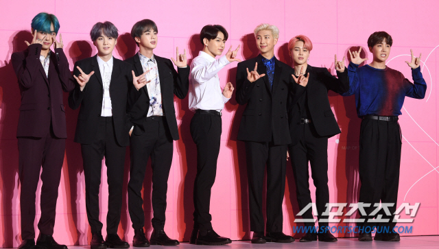 It is BTS, too.BTS released its new album Map of the Soul: Persona (MAP OF THE SOUL: PERSONA, hereinafter Persona) on Wednesday, setting up a comeback stage for the title song Poetry for Small Things on United States of Americas SNL.Despite the comeback One Week, the interest in them is still hot. They continue their new record marches every day, showing off their global popularity.So I summarized the record set by BTS between comeback One Week.The domestic response was huge: BTS has been pre-ordering the album Persona since March 13, with a whopping 302,182 pre-orders for this album.On the first day of the albums official release on the 12th, it surpassed 1 million copies, and set a record of 2.134,480 copies (the results of the Hanter charts) on the 19th.This is the highest number of Boy Group albums in the history and the highest sales volume in the first week of BTS album history.It more than doubled the number of 1003,524 copies recorded by Love Your Self before and TER (LOVE YOURSELF - Tear), which was released in May last year.The sound source response is also formidable.Immediately after the release of Persona sound source, the melon server, the largest sound source site in Korea, has been hit by a hot echo, and it has been devouring the top of various sound source charts such as Bugs Soribada Genie Naver Music.The overseas response was also surprising: Persona swept the top of the iTunes top charts in 86 countries and regions around the world shortly after its release on Wednesday.The title song Poetry for Small Things topped the top charts in 67 countries and local top songs; the title songs and other songs also made it to the entire song chart.It also performed well in Apple Music and Sporty, the main barometer on the United States of America Billboards chart.Persona, which entered the 20th Apple Music US chart on the 12th, achieved the achievement of the whole song chart on the 13th.In particular, City for Small Things reached the 59th place on the daily charts, attracting attention. On the 14th, it jumped to 38th place.In the pop genre chart, Poetry for Small Things took first place, and it is getting hot response by settling in the top 20 of all songs.On the 13th, it hit Sporty: the entire song Persona on the US charts and global charts was charted, and Poetry for Small Things ranked fourth.On the 14th, City for Small Things ranked third in the global top 200 charts, rising the limit rankings, breaking the record of the Korean singer.Also on the first day were: 22nd in Mikrokosmos, 26th in Makie It Right, 28th in Home, 36th in Dionysus, 39th in Jamais Vu, and 50th in Intro:Persona Following this, the first two consecutive days of Korean singers have achieved the official record of climbing to the Top 50.On the 16th, he achieved the United States of America Billboards 200 for the third time in his career.Persona will be number one on the Billboards 200 chart, Billboards said.BTS has been ranked # 1 on the Billboards 200 with Love Your Self-Before - LOVE YOURSELF - Tear and Love Your Self-Resolution - Answer.It then engulfed the UK: Persona topped the UK Official Chart with more than 10,000 sales, the first record for the Korea The Artist.YouTube also shows the aspect of the strongest group of K - POP.The City for Small Things music video surpassed 100 million views of YouTube in 37 hours and 37 minutes.This is the shortest record in the world, and BTS has the 18th 100 million view music video.The BTS continues to record a record that no one can see. I am glad to say that I have done well because I am a person.Even if you dont want to think important, youre happy to enjoy the figures that are coming, but if you feel like that, you might think of the lights and the weight at the same time.I think, Its a big deal, I have to do better. So I think I could have come this far.Some people say that they are sorry that they can not enjoy it completely, but they are trying to catch it without overflowing because they think they are achieving more than our bowl.I am grateful because it is a job that feeds on attention. I am trying to work hard by melting it with our nourishment. BTS is nominated for the Top Duo/group category and Top Social The Artist category at the 2019 Billboards Music Awards on May 1, prompting the Korean singer to expect the first Billboards main award.They will perform as a performer with Halsey, who featured in the Poetry for Small Things at the awards ceremony.Also, on May 4, we plan to launch a stadium tour of Love Yourself: Speak Your Self (LOVE YOURSELF: SPEAK YOURSELF) starting with United States of America Los Angeles.