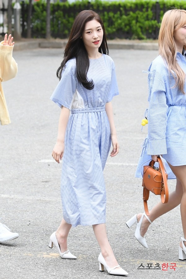 DIA Jung Chae-yeon is going to work to attend the KBS 2TV Music Bank rehearsal at the KBS New Hall in Yeongdeungpo-gu, Seoul on the morning of the 19th.