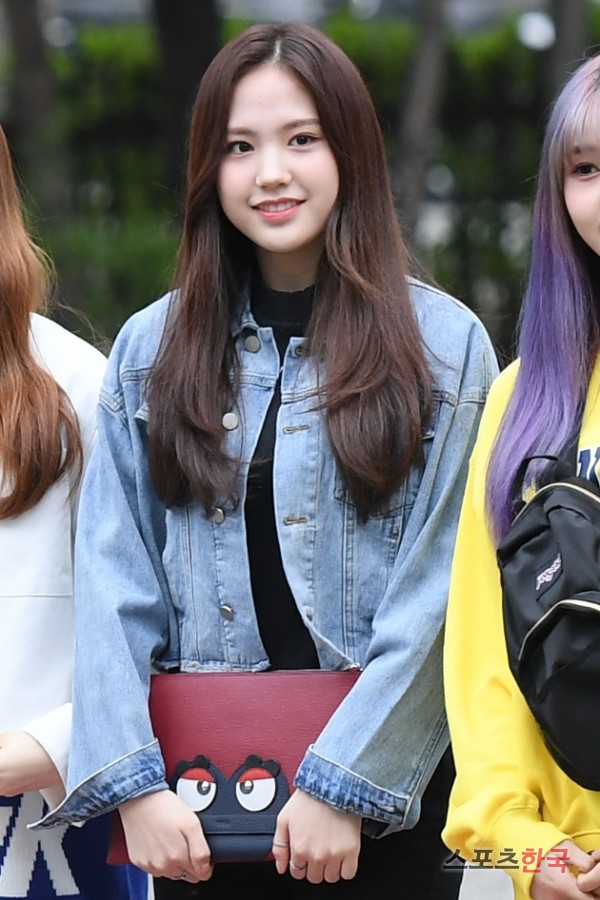 Dream Notes SUMIN is going to work to attend the KBS 2TV Music Bank rehearsal at the KBS New Hall in Yeongdeungpo-gu, Seoul on the morning of the 19th.