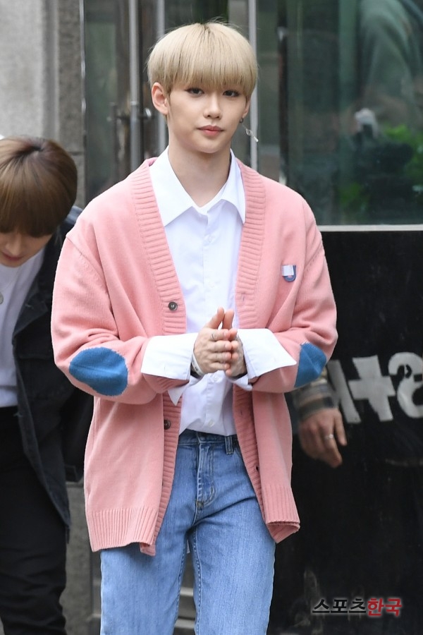 Stray Kids Felix is going to work to attend the KBS 2TV Music Bank rehearsal at the KBS New Hall in Yeongdeungpo-gu, Seoul on the morning of the 19th.