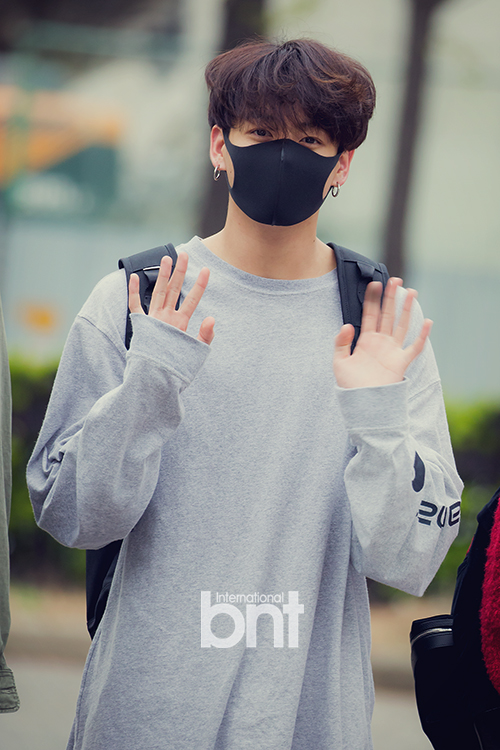 KBS Music Bank rehearsal was held at KBS New Pavilion in Yeouido-dong, Yeongdeungpo-gu, Seoul on the morning of the 19th.Group BTS Jungkook has photo time.news report