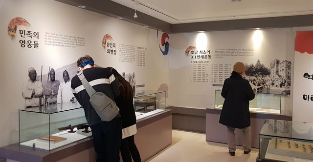 관광객들이 군산근대역사박물관 내부를 둘러보고 있다.