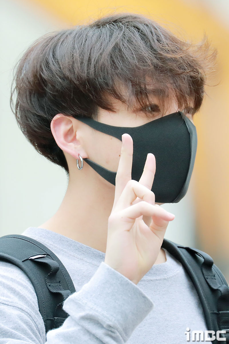 <p>Boy group BTS this 19 am Seoul Yeongdeungpo-GU Yeouido KBS new building in progress with a Solo Day rehearsal attended.</p><p>iMBC this image | photo, already phone</p>